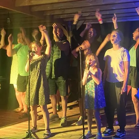 Camping 30m² Avec Terrasse Et Coffre-fort - Api-1-52-557 *