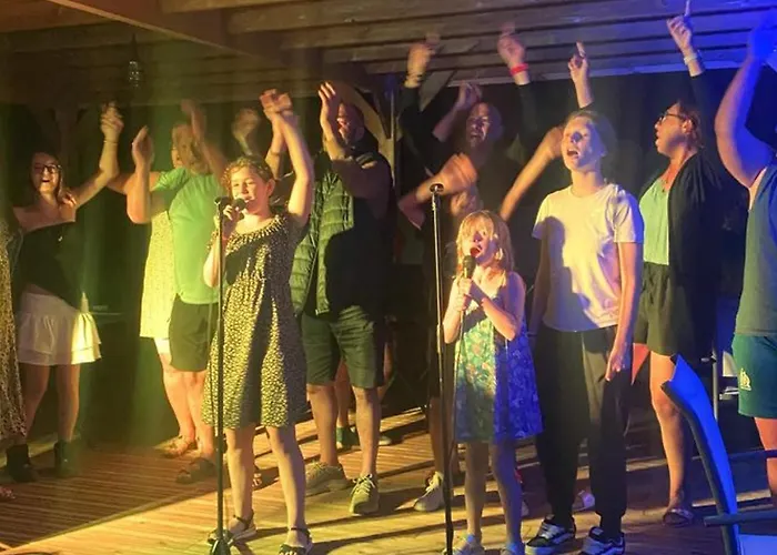 Camping 30m² Avec Terrasse Et Coffre-fort - Api-1-52-557 *